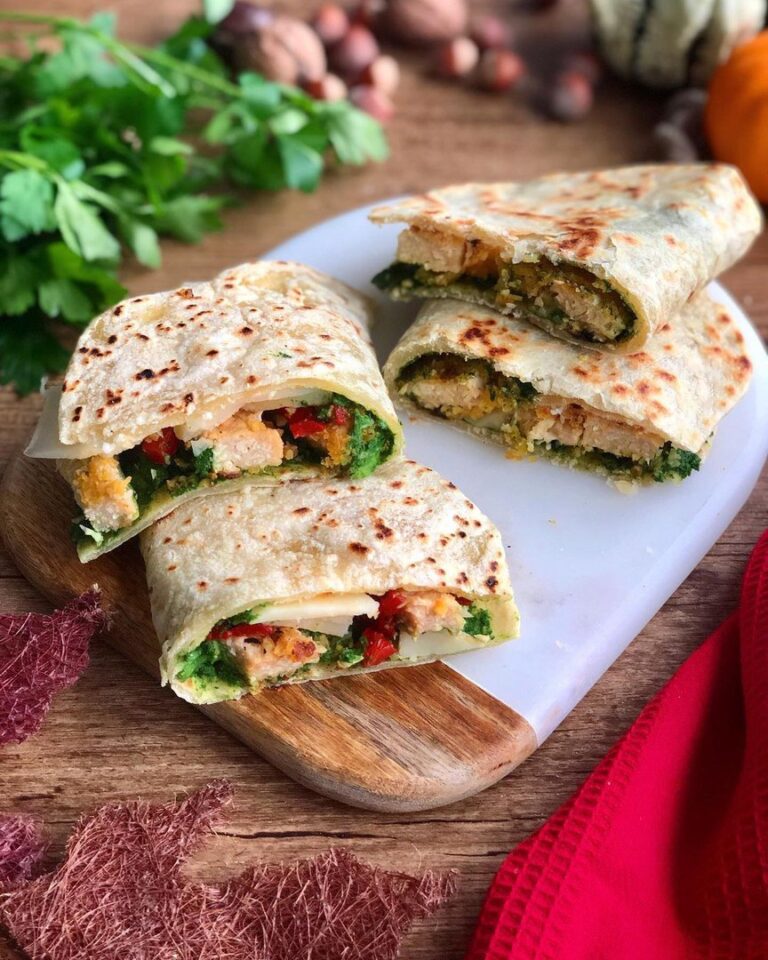 Piadines au poulet pâné, pesto et parmesan