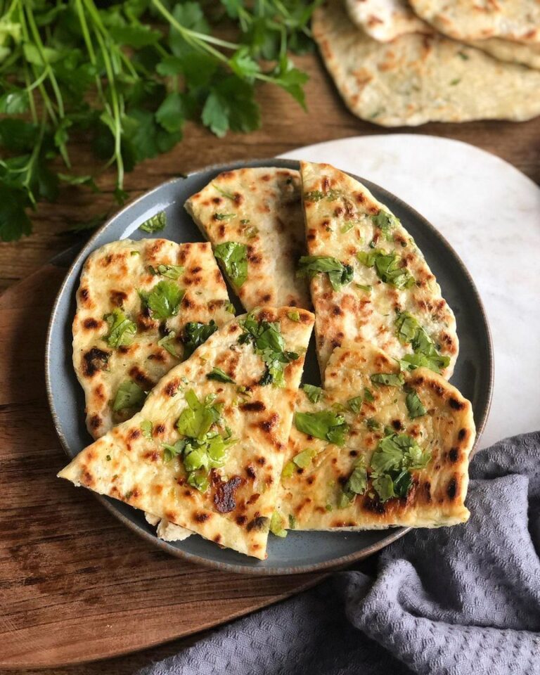 Naans au fromage et sauce à l&rsquo;ail et coriandre