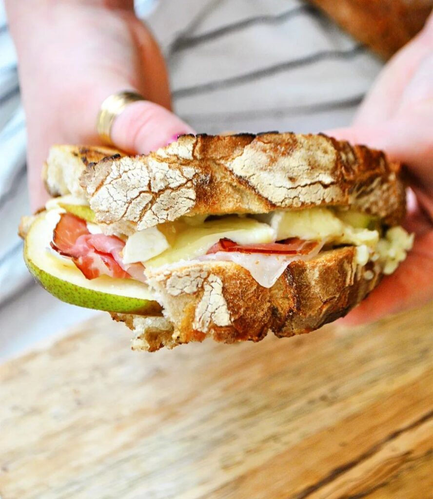 Grilled cheese poire brie jambon cru