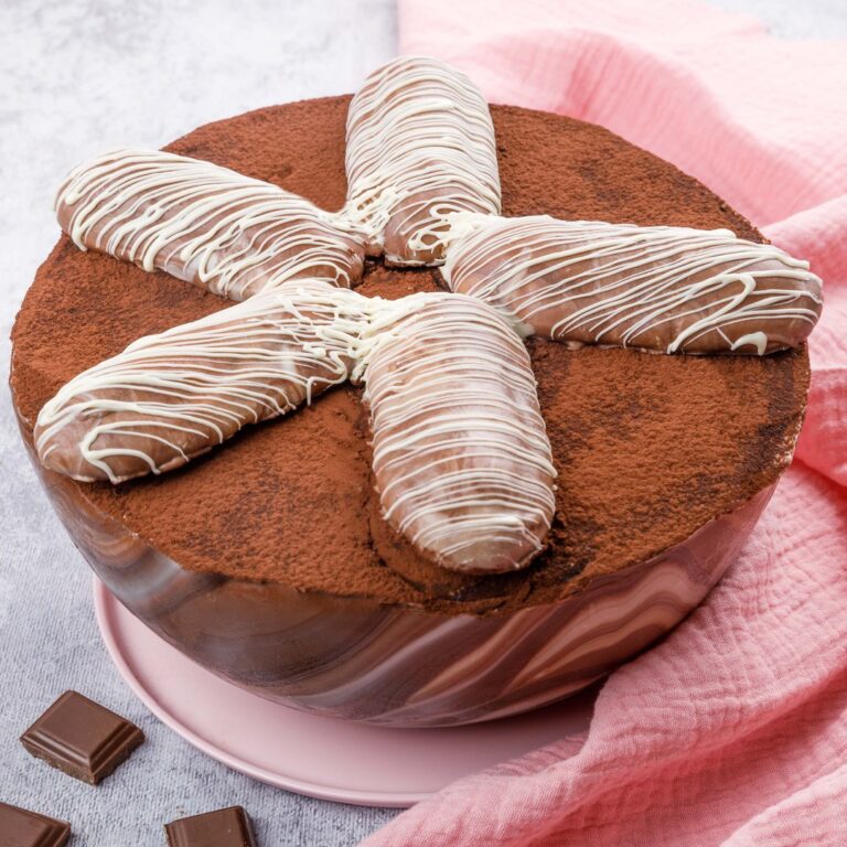 Eine ganze Schüssel Tiramisu