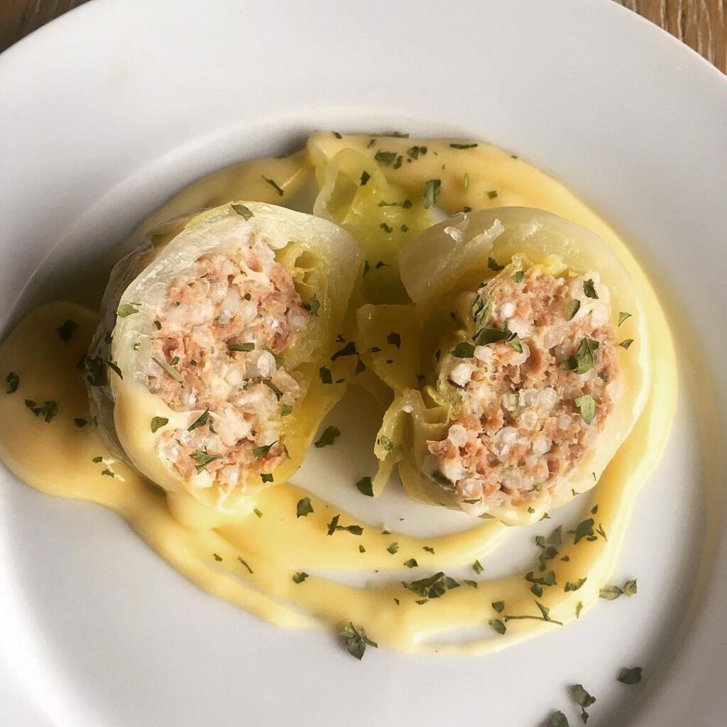Choux blancs farcis à la viande hachée et au riz
