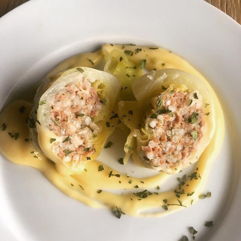 Choux blancs farcis à la viande hachée et au riz