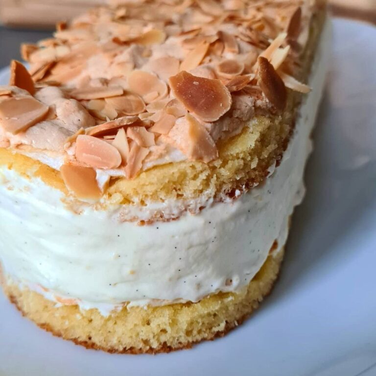 Meringue parsemée d&rsquo;amandes et une crème légère à la vanille