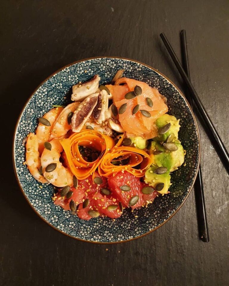 Poke bowl au saumon crevette et pamplemousse