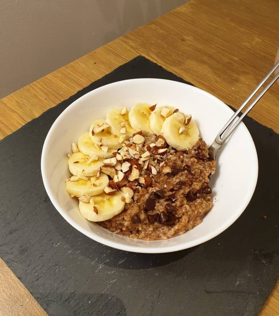 Porridge à la banane et aux pépites de chocolat