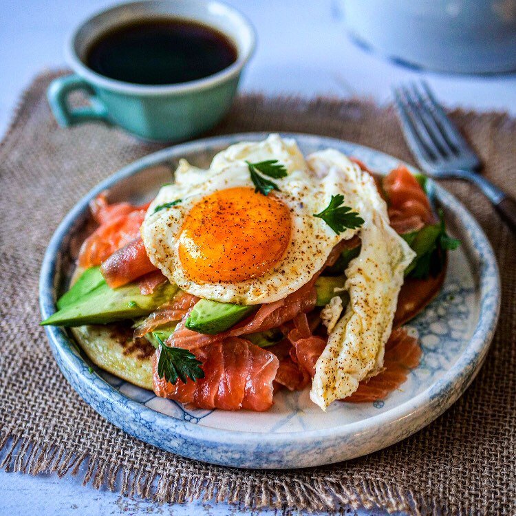 Pfannkuchen mit Lachs und Avocado