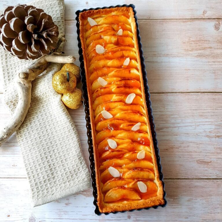 Tarte rectangulaire aux pommes et confiture d&rsquo;abricots
