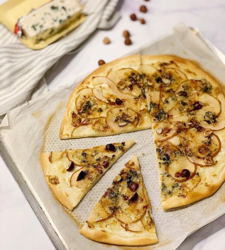 Pizza poire roquefort noisettes