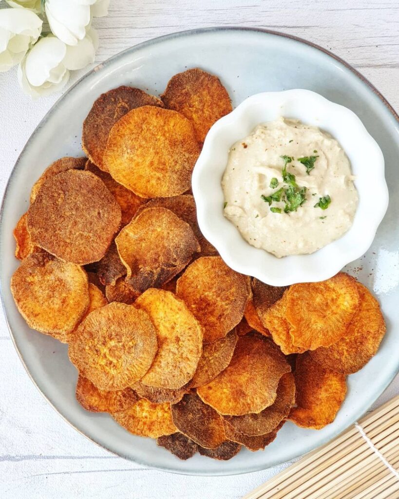 Chips de patate douce au four – houmous