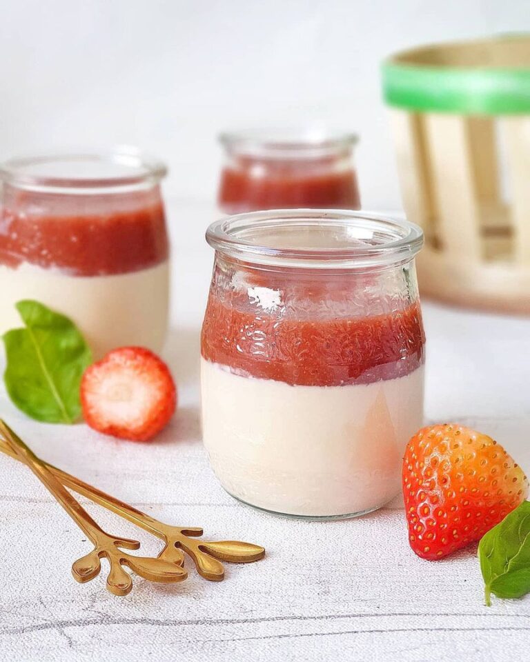 Panna cotta infusée au jasmin – coulis de fraises