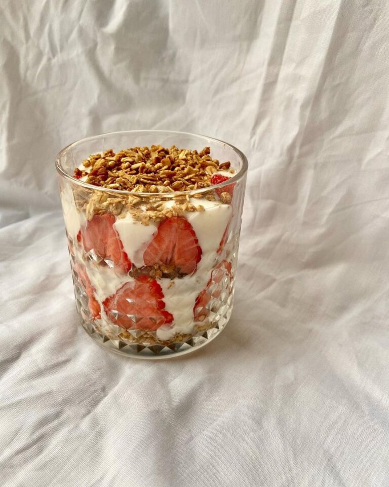 Verrines de yaourt aux fraises et granola