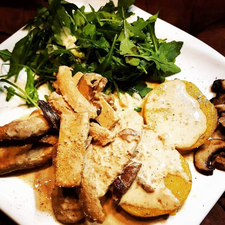 Aiguillettes de poulet au vin jaune et aux cèpes et polenta truffée