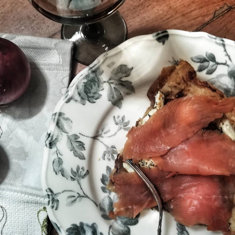Tarte feuilletée aux oignons rouges, chèvre et truite fumée