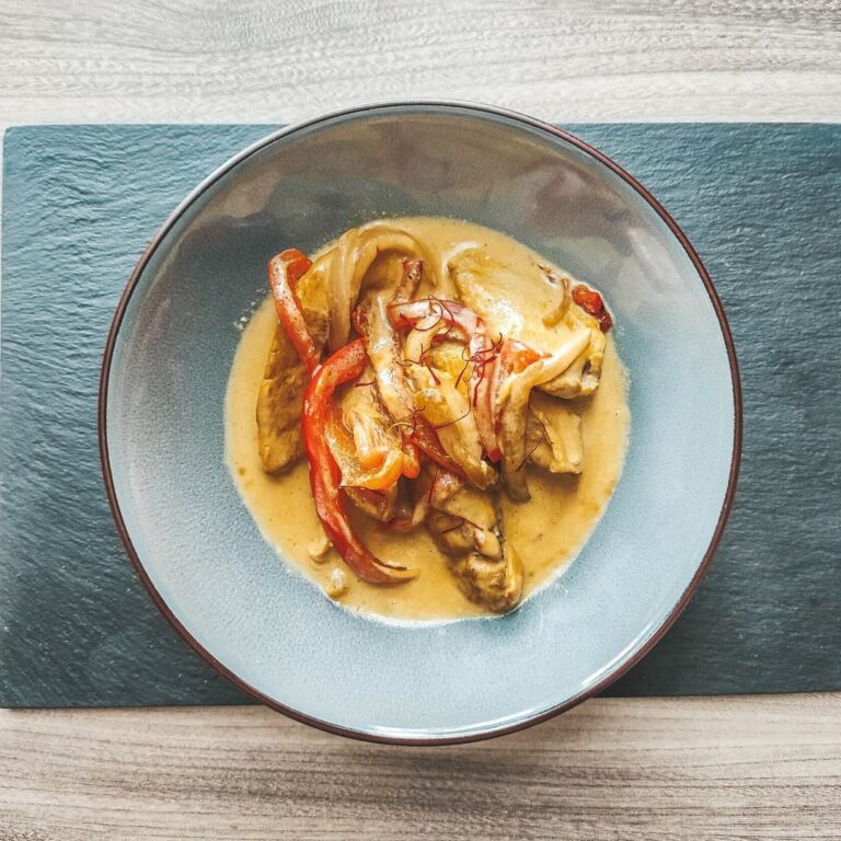 Émincé de poulet au lait de coco safrané
