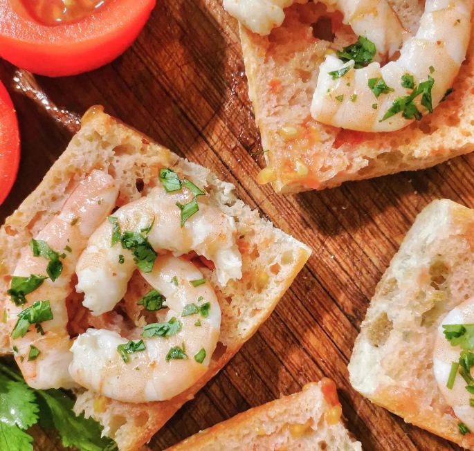Bruschetta aux crevettes marinées