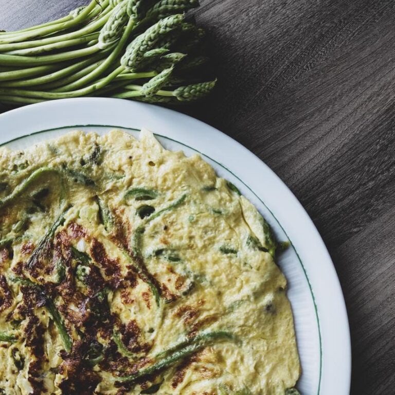 Omelette cébettes et ornithogales ou asperges des bois