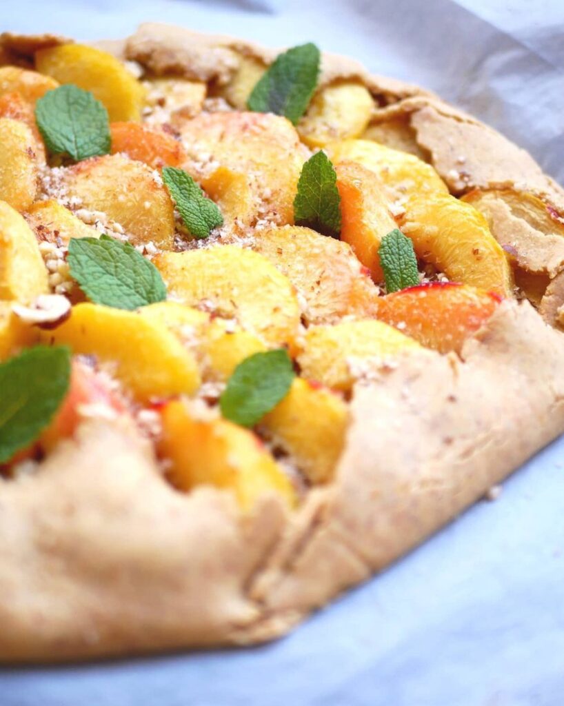 Tarte rustique pêche – noisette – menthe