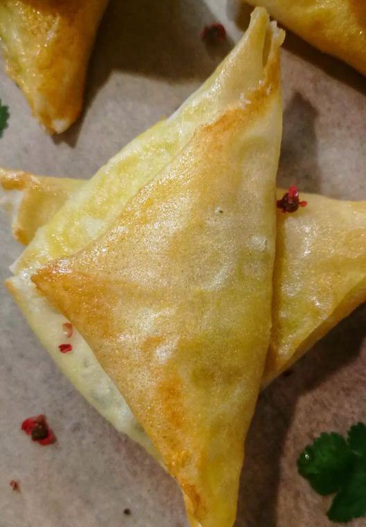 Imitation samoussas pour des bricks croustillantes garnies aux trois fromages et herbes fraîches