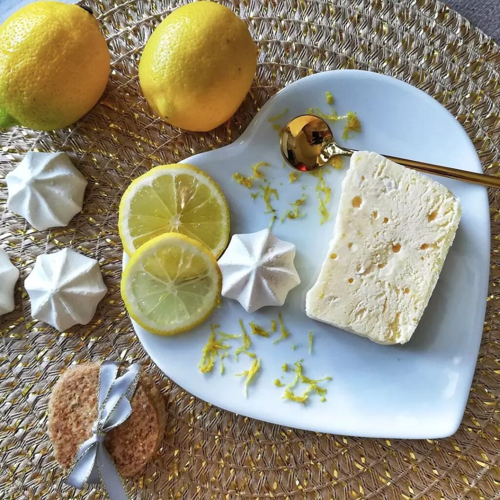 Semifreddo citron et aux meringues vanillées