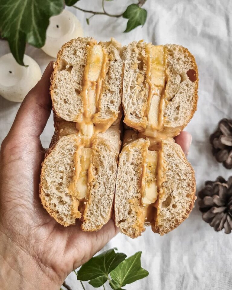 Bagel au beurre de cacahuète, banane et miel