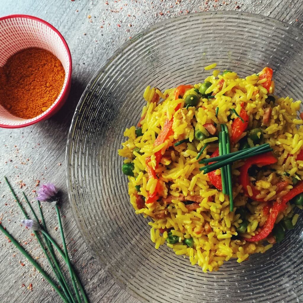 Riz épicé au bacon et aux petits pois