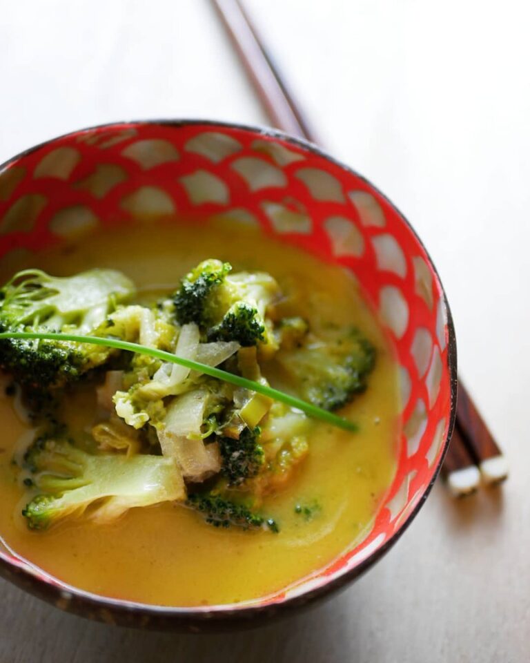 Soupe épicée coco curry aux brocolis