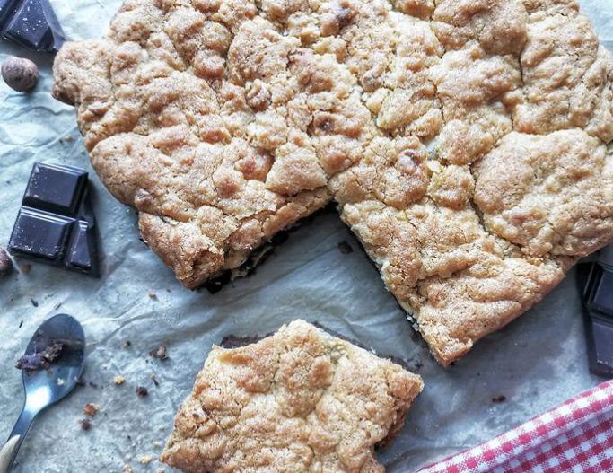 Cookie géant façon brownie au chocolat blanc