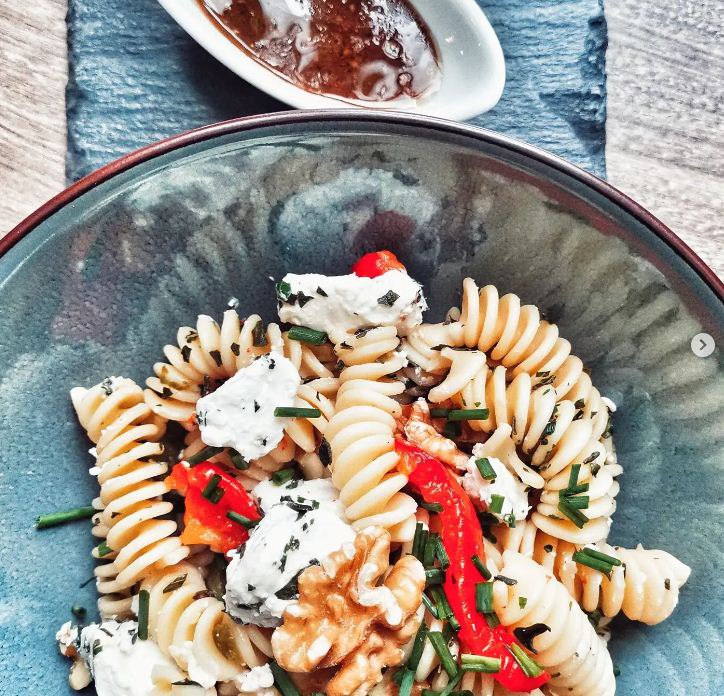 Fusilli aux poivrons rôtis et chèvre frais en salade