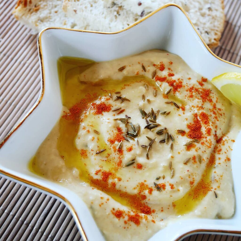 Houmous aux citrons et à la purée de sésame
