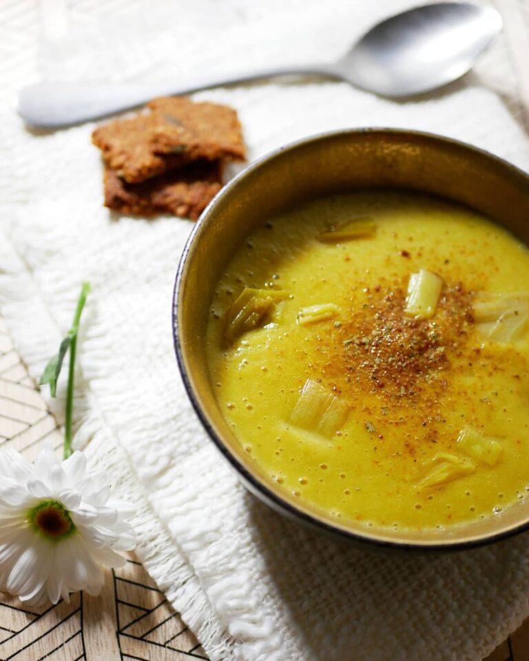Soupe de poireaux au curcuma et paprika fumé