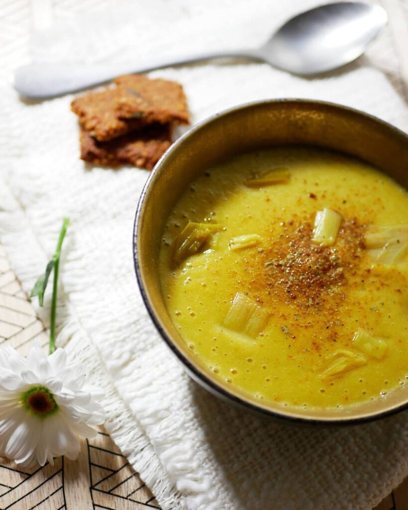 Soupe de poireaux au curcuma et paprika fumé