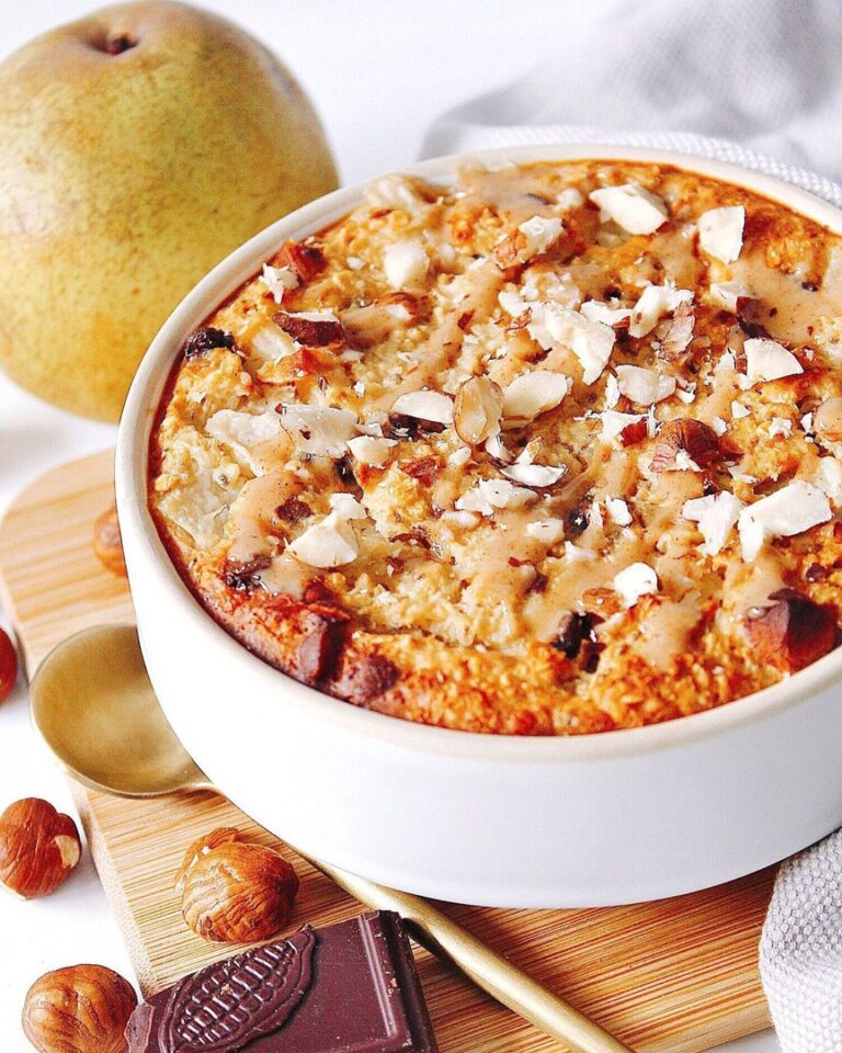 Porridge au four poire, chocolat et noisettes