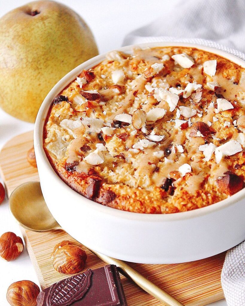 Porridge au four poire, chocolat et noisettes