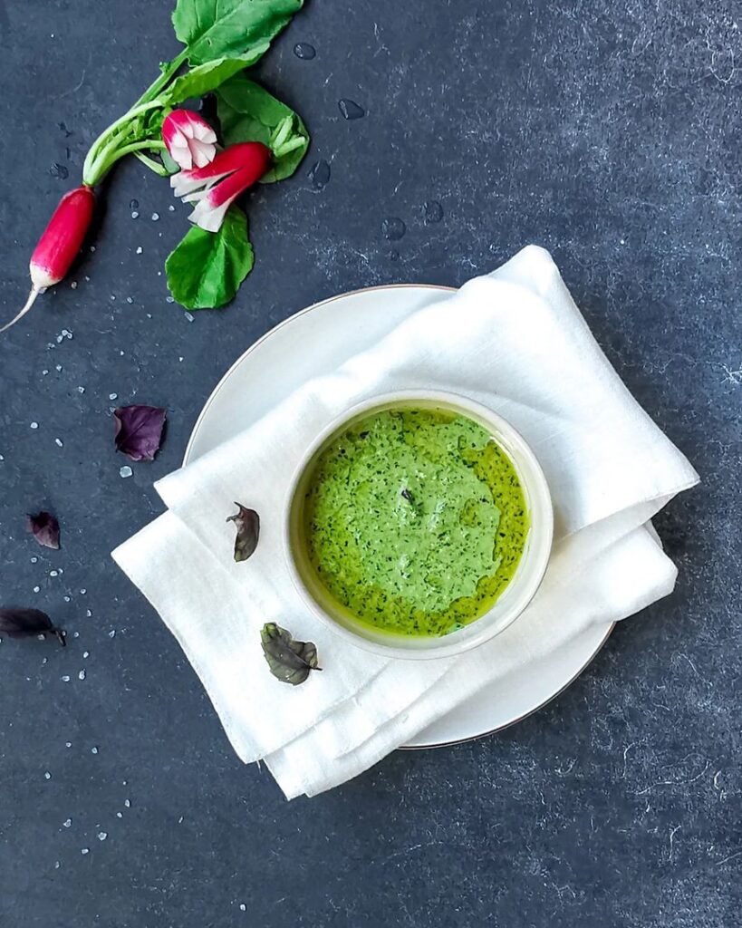 Pesto de fanes de radis et basilic
