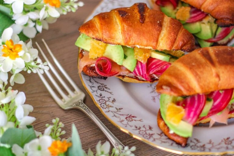 Croissants toastés fromage frais avocat saumon