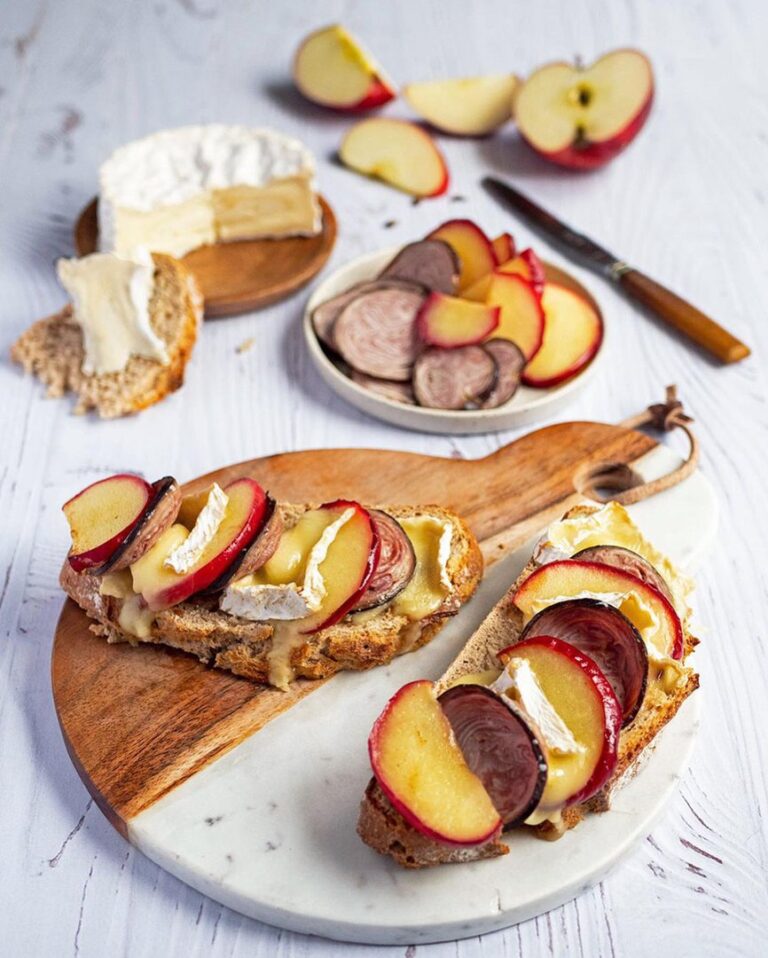 Tartine camembert, pommes et andouille