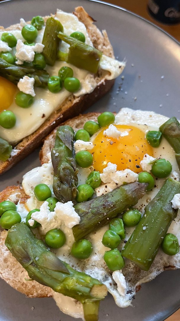 Tartines oeuf chèvre frais – asperges – petit pois