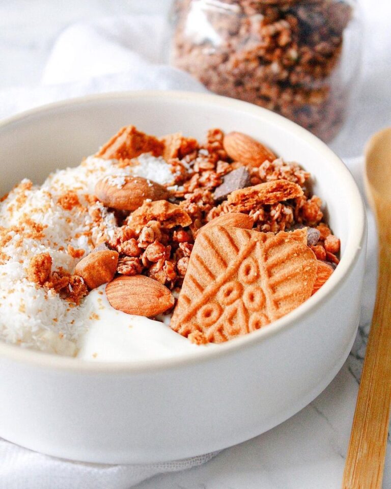Bol au yaourt à la coco et granola au chocolat