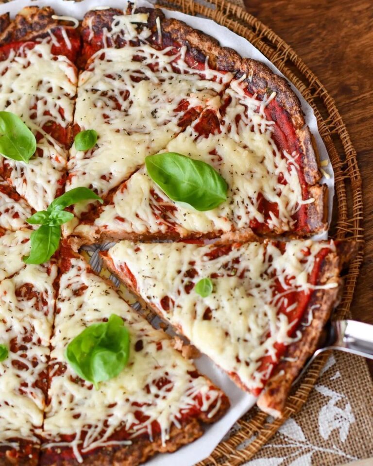 Pizza végétarienne avec une pâte au chou-fleur