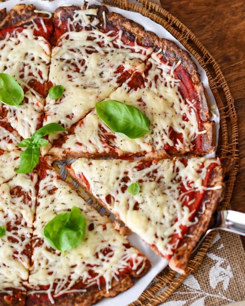 Pizza végétarienne avec une pâte au chou-fleur