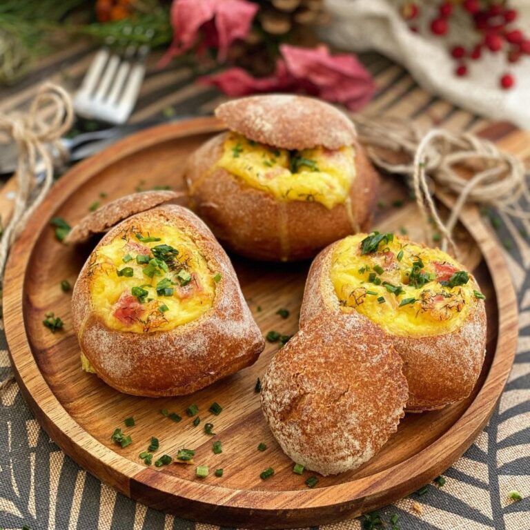 Petits pains au œufs et jambon gratinés au fromage