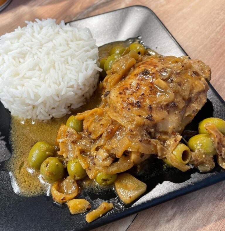 Poulet yassa mariné et aux olives vertes