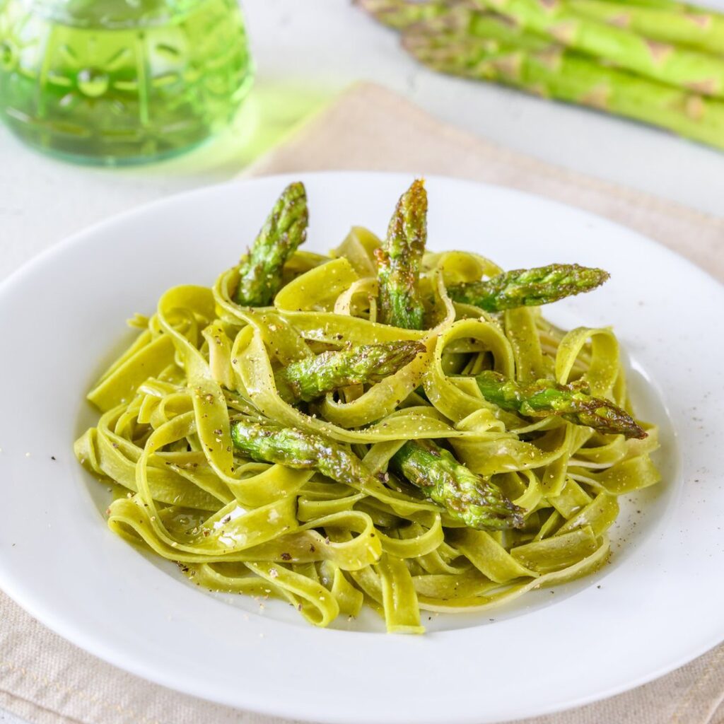 Grüner Spargel mit Zitronen-Nudeln