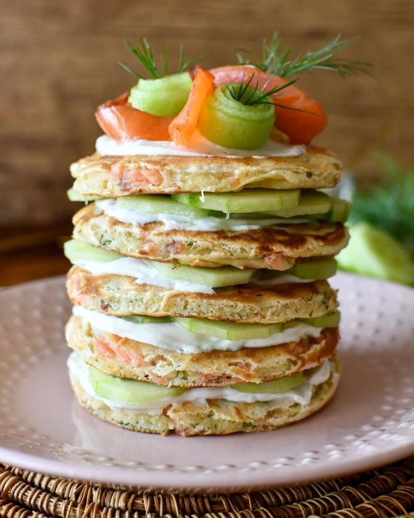 Pancakes au saumon fumé et concombres