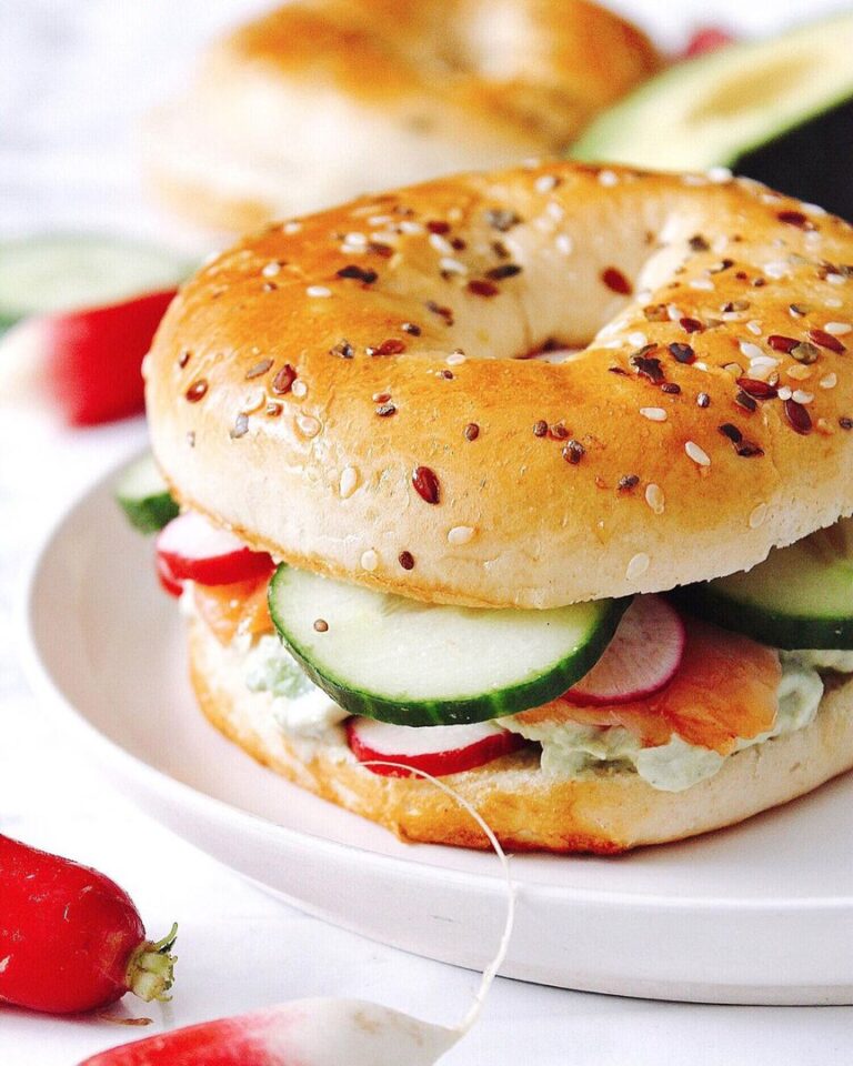 Bagel à la truite fumée et au concombre