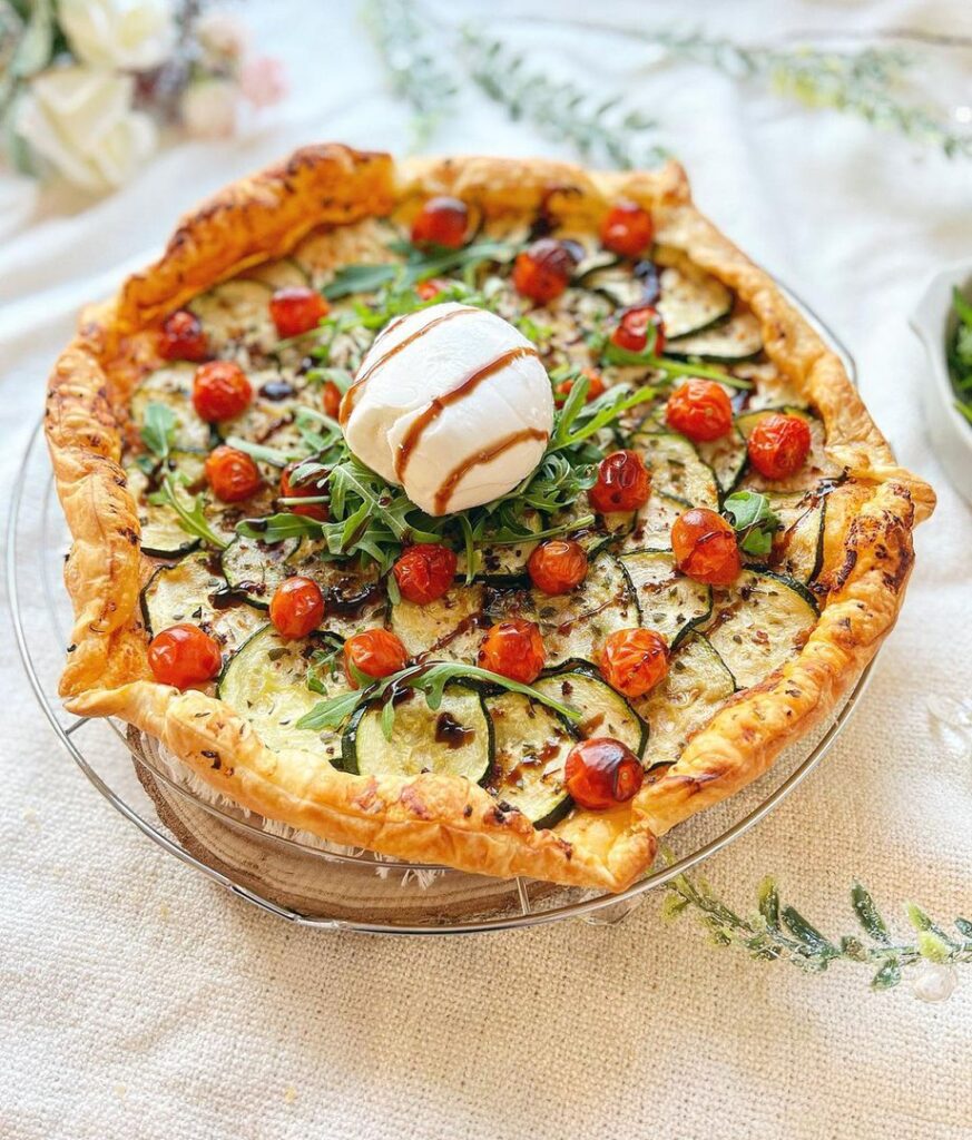 Tarte feuilletée courgettes grillées, tomates cerises, roquette et buffala
