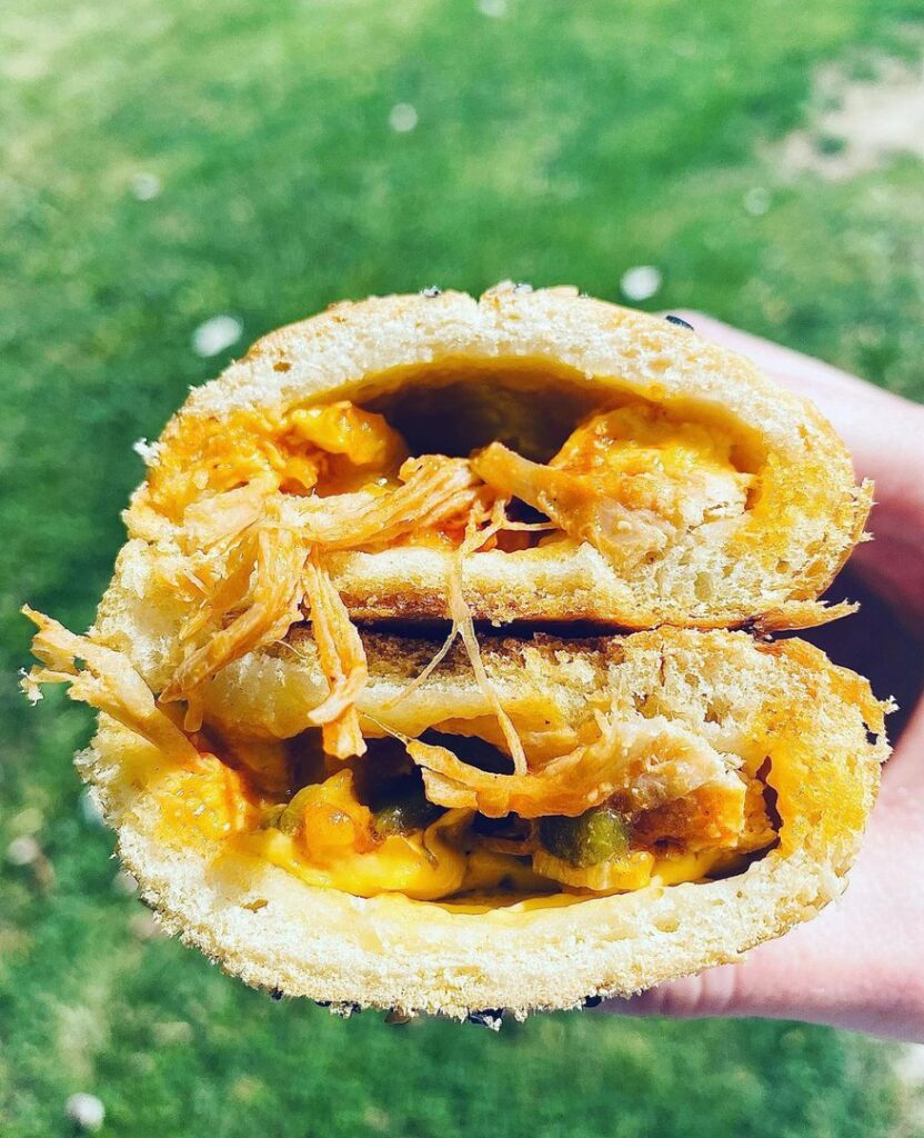Pain farci aux poivrons et poulet