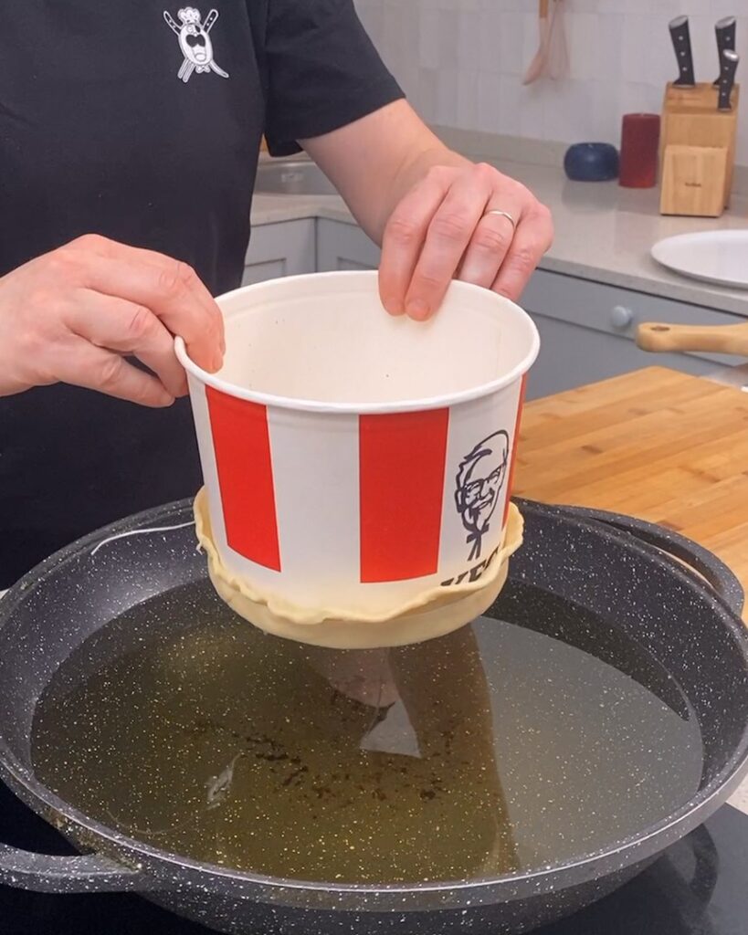 ¡Cubo de pollo de KFC y papa envuelta en tocino!