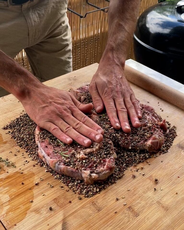 Bife de costela na churrasqueira