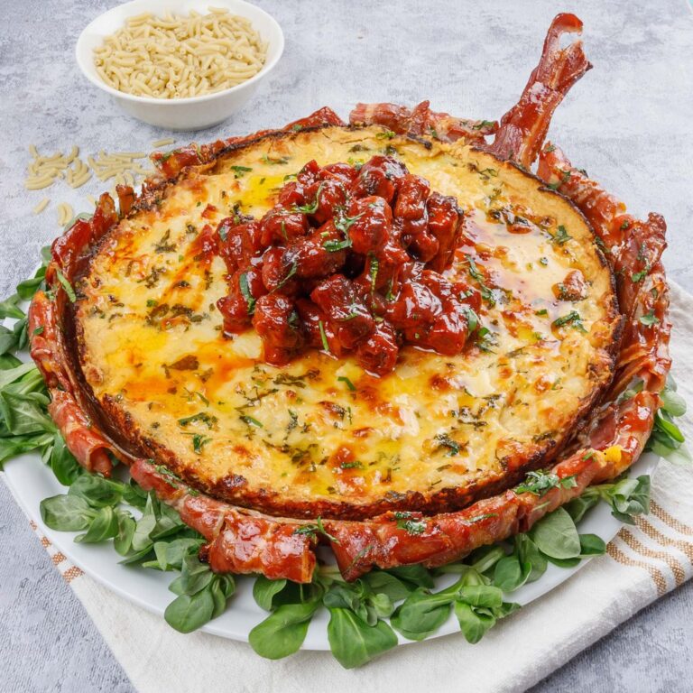 Travessa de bacon e macarrão com queijo